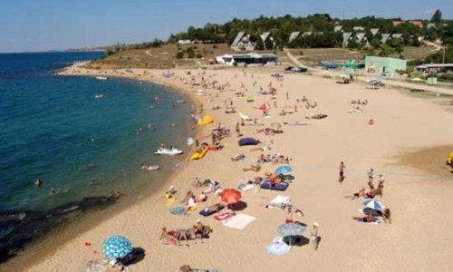 Туристов в Крыму меньше, но пляжей больше