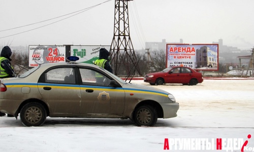 На выезде из Керчи пост ГАИ отговаривает водителей выезжать из города