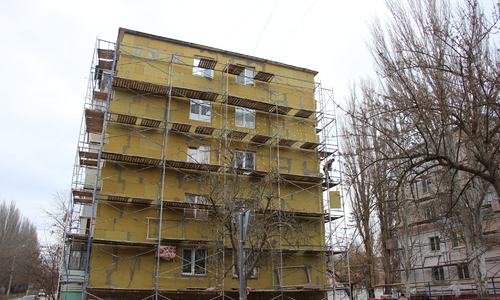 В Керчи продолжают ремонтировать фасады домов