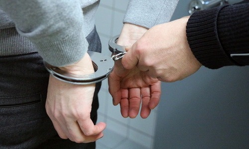 Двух симферопольцев поймали на обмане пожилых керчан