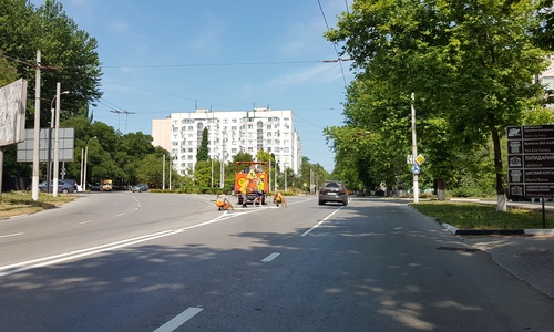 В Керчи наносят дорожную разметку