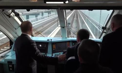 Путин проехал по мосту и запустил движение поездов