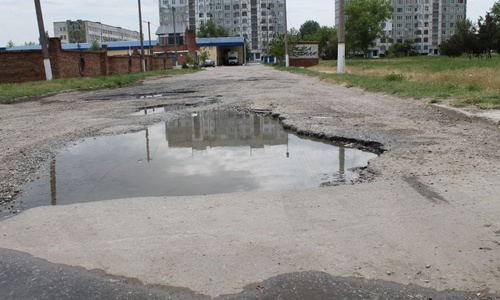 Дорогу в районе Индустриального шоссе залатали частично