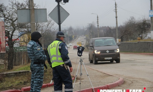 На выезде из Керчи – блок-пост с автоматчиком