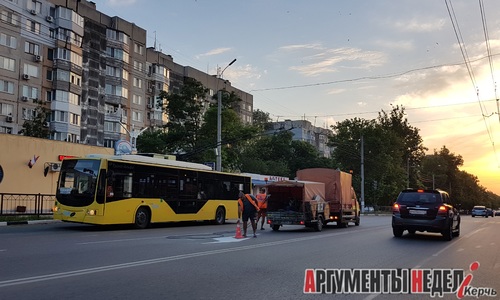Разметку рисуют на Луче, где неделю не работает светофор