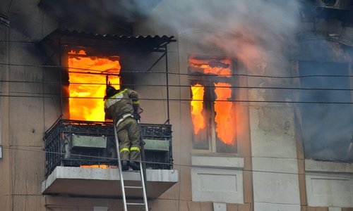На «квартирном» пожаре в Керчи спасли 4 человека