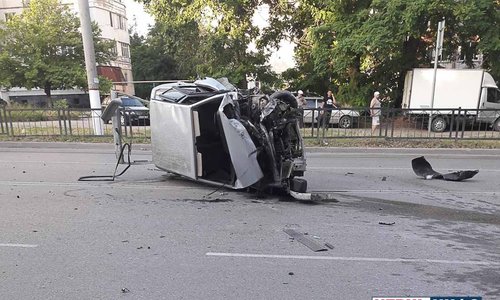 Уснувший водитель врезался в ограждение на остановке Луч