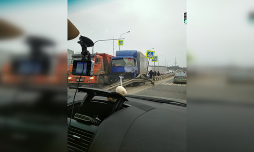 На эстакаде в Керчи столкнулись грузовики