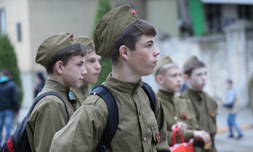 Самбисты в форме военного времени прошагали в колонне
