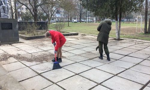 Школьники Керчи очистили от мусора братские могилы