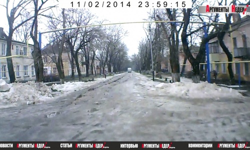 Улица Розы Люксембург до сих пор погребена под льдом и снегом