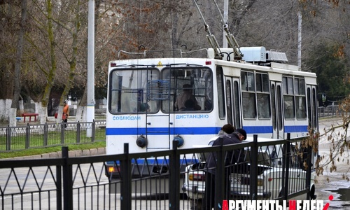 В Керчи неадекватный водитель троллейбуса уронил старушку