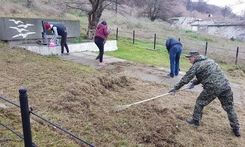 Волонтеры благоустроили еще одну братскую могилу