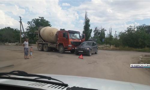 В Керчи бетономешалка въехала во внедорожник