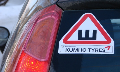 В Керчи сотрудники ГИБДД советуют водителям «переобуться»