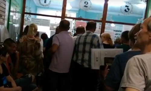 В очереди за талонами к врачу в Керчи доходит до потасовок