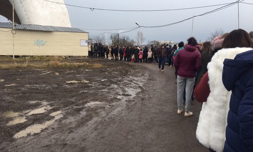 Ледовый каток в Керчи не вместил всех желающих