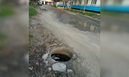 Керчане возмущены отсутствующим люком и ограждением
