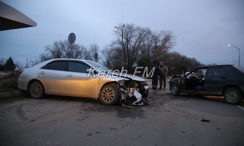 Иномарка и ВАЗ столкнулись лоб в лоб в Керчи