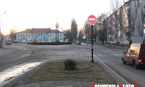 ФОТОФАКТ: на Пирогова неизвестные запретили водителям выезд на кольцо