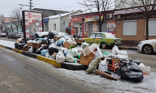 Снег скрыл горы мусора на улицах Керчи