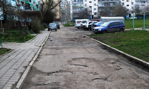 Коммунальщики рассказали, почему не ремонтируют дороги во дворах