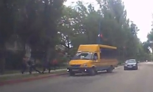 В Керчи хулиганы на ходу выпрыгнули из маршрутки