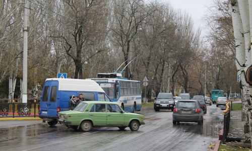В Керчи на оживленном перекрестке у «Форда» полетела шаровая
