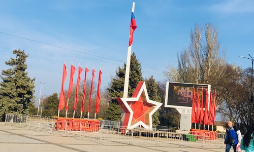 Центральную площадь Керчи украсили ко Дню освобождения