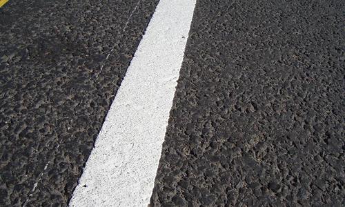 На дороги Крыма нанесут пластиковую разметку