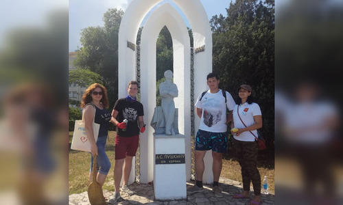 Керчане почистили памятник Пушкину