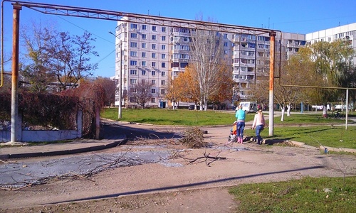 На Ворошилова латают дороги во дворах