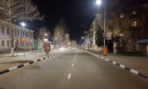 В Керчи по ночам наносят дорожную разметку