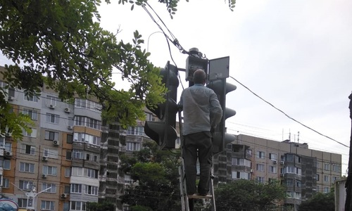 На улице Войкова наконец ремонтируют светофор