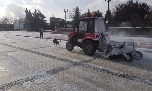 Керченские очистили дороги от снега и посыпали песком