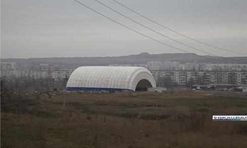 Каток на пустыре накрыли куполом
