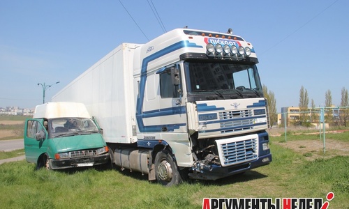 В Керчи фура и «Газель» не поделили дорогу