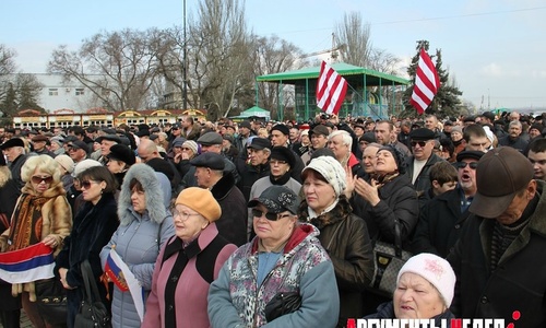 Пророссийский митинг в Керчи: гимны, Севастополь и «Беркут»