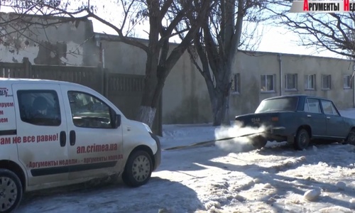 В Керчи из ледяной ловушки ВАЗ вытаскивали «Ситроен» и КАМАЗ