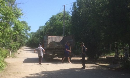На городском кладбище Керчи провели субботник