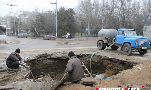 ФОТОФАКТ: на перекрестке Кирова и Еременко – огромная яма