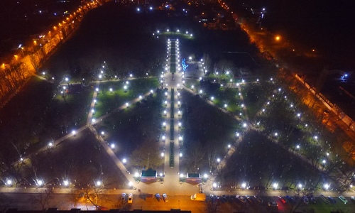 Появились впечатляющие фото ночной иллюминации Комсомольского парка