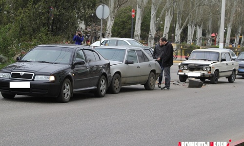 В Керчи три автомобиля налетели друг на друга
