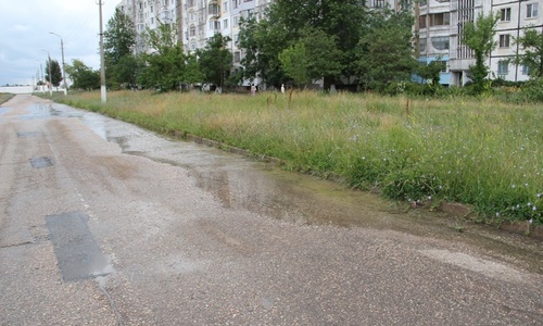На Ворошилова прорвало трубу: вода размывает ямочный ремонт