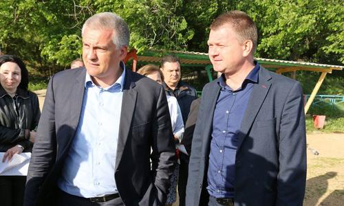 Улицы Керчи метут заключенные