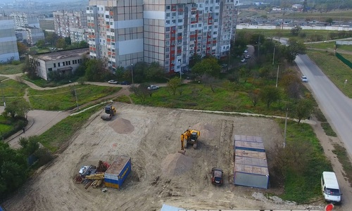 У дома для депортированных начали обустраивать парковку