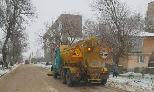 Коммунальщики избавляют керченские дороги от льда