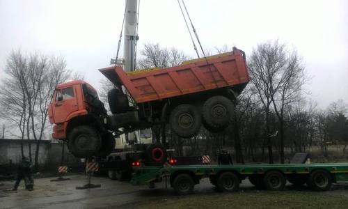 Завалявшиеся бесхозные грузовики увозят с улиц