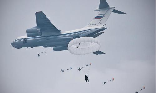 На Керчь одновременно сбросят две тысячи десантников
