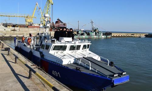 В Керчь из Севастополя пригнали катера для охраны моста